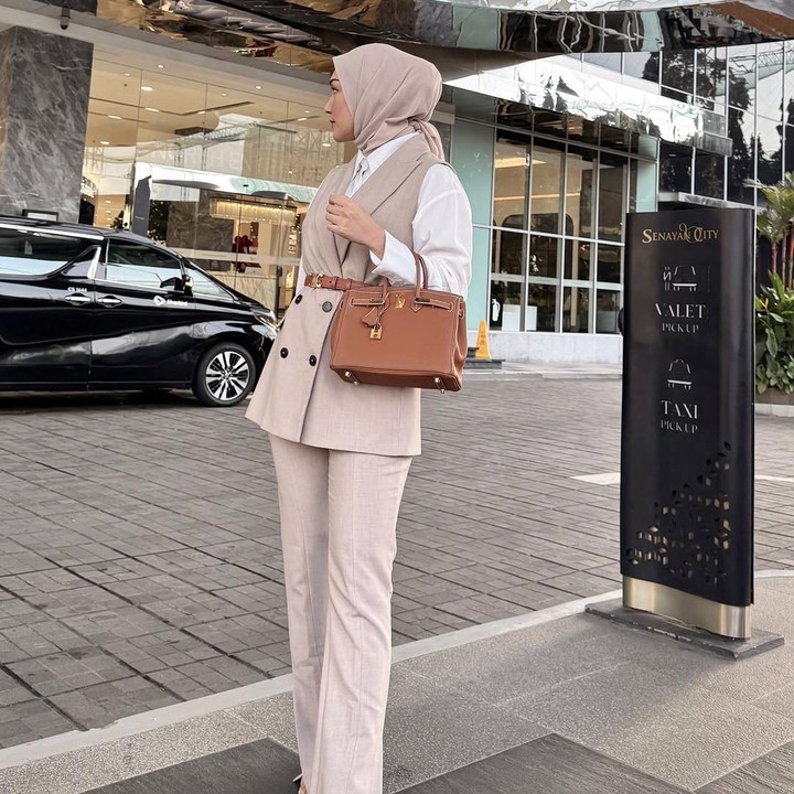 <p>Setelah beberapa bulan melahirkan, Melody mengaku ingin kembali menjalani aktivitasnya sebagai <em>working mom</em>, nih, Bunda. "Memberanikan diri untuk kembali bekerja setelah kemarin beberapa bulan <em>off</em> pasca melahirkan anak ketiga," ungkap Melody, dikutip dari laman Instagram @melodyprima, Selasa (18/2/2025). (Foto: Instagram@melodyprima)</p>
