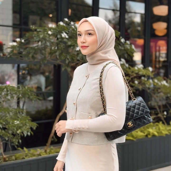 <p>Dari beberapa <em>postingan</em> OOTD-nya, Melody lebih sering menampilan <em>outfit</em> dengan nuansa <em>earth tone.</em> Meski begitu, perempuan 30 tahun ini tampak selalu kece, ya, Bunda. (Foto: Instagram@melodyprima)</p>