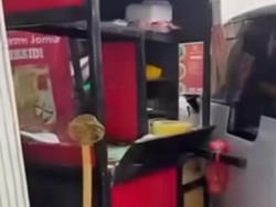 Hindari Pemotor Lawan Arah, Mobil Listrik Tabrak Gerobak Mi Ayam di Jaksel