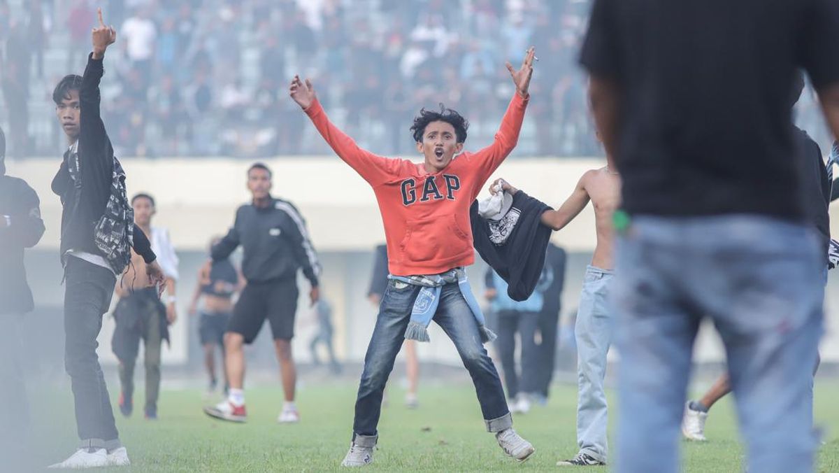 FOTO: Persela vs Persijap di Tuban, Rusuh Tak Terelakkan