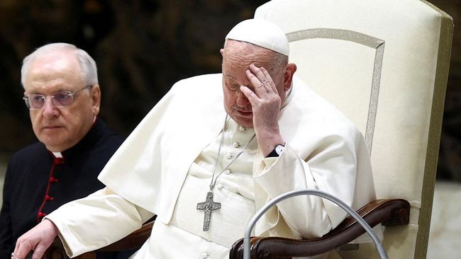 Paus, pemimpin Gereja Katolik yang berusia 88 tahun dikabarkan tengah berjuang melawan pneumonia ganda atau pneumonia bilateral.