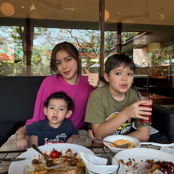 <p>Banyak yang menyebut bahwa tingkah laku El Barack ini semakin menggemaskan, Bunda. Tidak sedikit pula yang menyebut El tambah pintar. (Foto: Instagram: @inijedar)</p>
