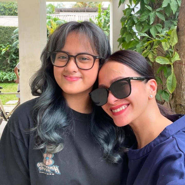 <p>Anak sulungnya, Aiska Vairana, kini sudah beranjak dewasa dan tengah menempuh pendidikan di Instutit Teknologi Bandung (ITB). Perempuan yang akrab disapa Kika ini pun mengambil jurusan Teknik Dirgantara atau Teknik Penerbangan. (Foto: Instagram: @ersamayori)</p>
