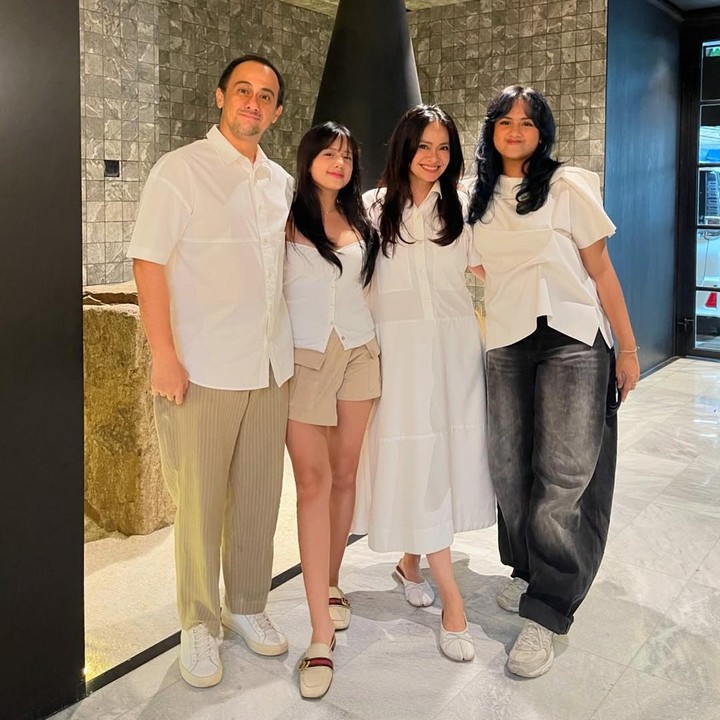 <p>Presenter ternama Ersa Mayori menikah dengan Otto Djauhari pada tahun 2003, Bunda. Dari pernikahan ini, keduanya pun dikaruniai dua orang putri yang cantik. (Foto: Instagram: @ersamayori)</p>