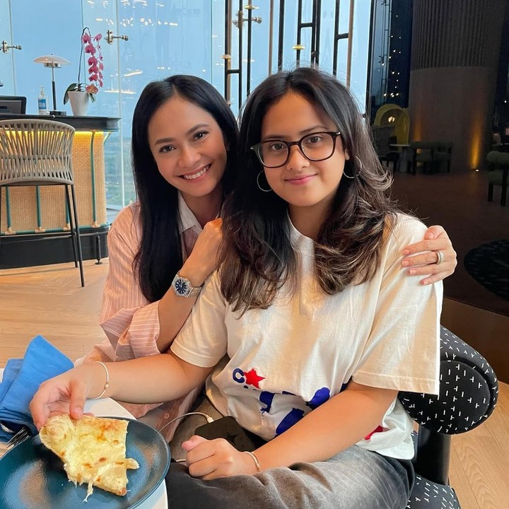 <p>"Anak gadisnya cantik sekaliiii. Semoga selalu dalam lindungan-Nya," ungkap seorang netizen. "Semangat terus kuliahnya Kika," kata seorang netizen. (Foto: Instagram: @ersamayori)</p>