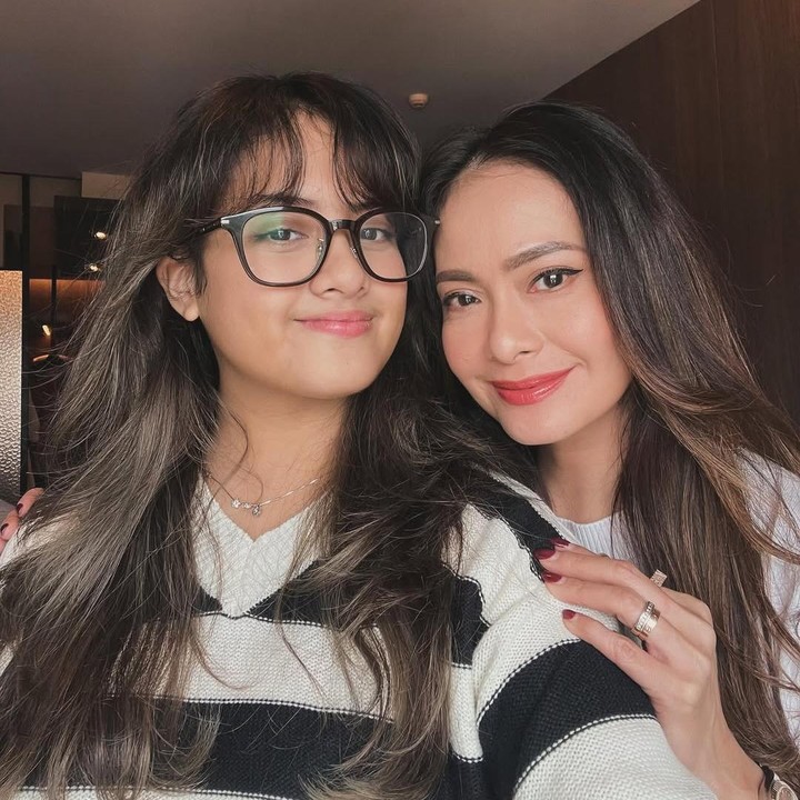 <p>Banyak netizen yang menyebut kini Kika semakin bertambah cantik, Bunda. Tidak sedikit pula yang mendoakan kesuksesannya dalam menempuh pendidikan. (Foto: Instagram: @ersamayori)</p>