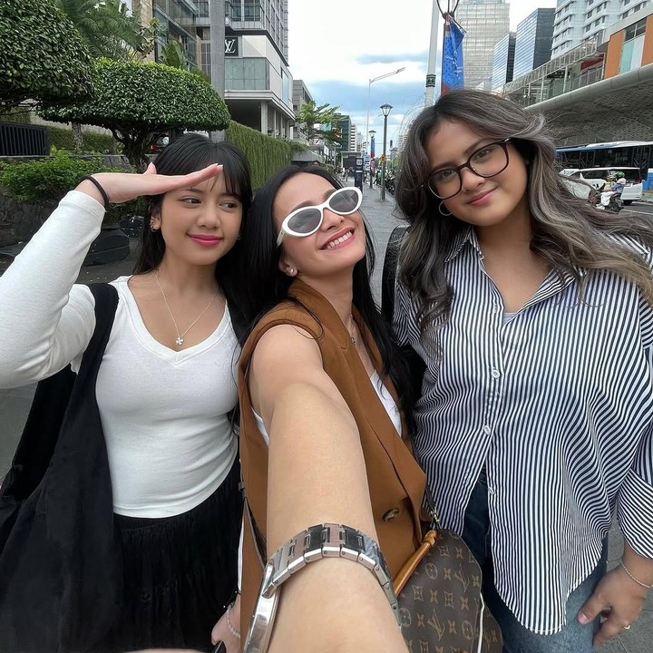 <p>Dalam sebuah unggahan yang dibagikan oleh Ersa, terlihat Kika dan keluarga tengah jalan-jalan di kawasan Bundaran HI, Bunda. Ersa pun menyebut akan memaksimalkan waktu yang ada selama sang putri liburan akhir semester. (Foto: Instagram: @ersamayori)</p>