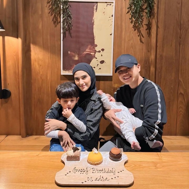<p>Pada November 2024, Nadya berserta suami dan anak-anaknya terlihat merayakan ulang tahun bersama. Mereka kompak mengenakan pakaian serba hitam. (Foto: Instagram: @nadyamustikarahayu)</p>
