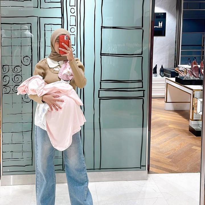 <p>Kebahagiaan Nadya Mustika semakin bertambah usai menikah dengan Iqbal Rosadi dan dikaruniai anak kedua yang bernama Shireen Rosadi, Bunda. Potretnya dan keluarga pun selalu menarik perhatian netizen. (Foto: Instagram: @nadyamustikarahayu)</p>