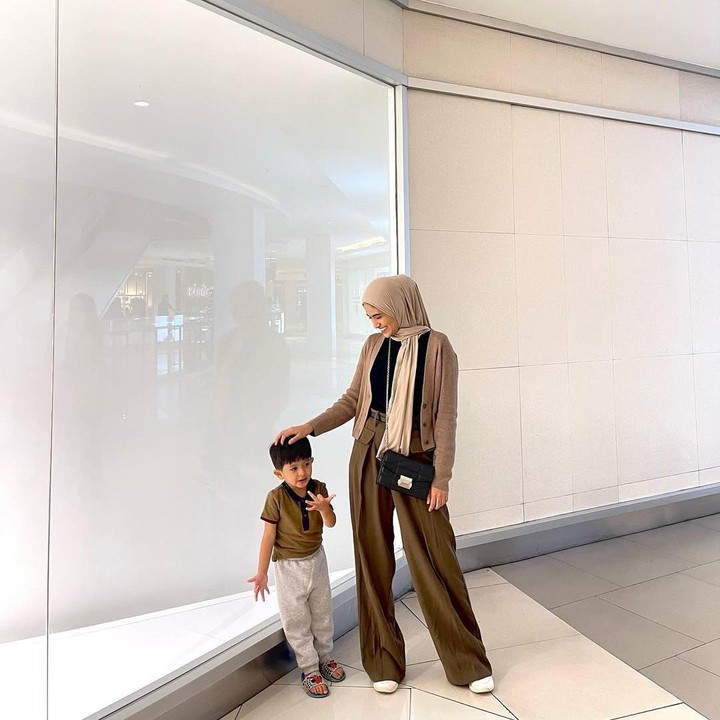 <p>Melihat dari laman Instagram-nya, Nadya kerap mengunggah momen kebersamaannya keluarga termasuk dengan sang putra, Baihaqqi Syaki Ramadhan. Mereka asyik jalan-jalan dan menghabiskan waktu berdua. (Foto: Instagram: @nadyamustikarahayu)</p>