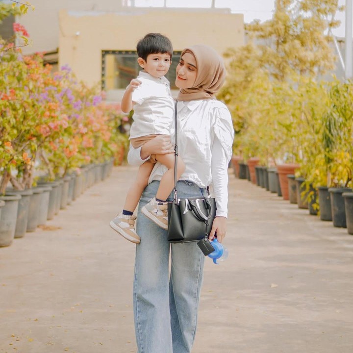 <p>Banyak netizen yang turut berbahagia melihat Nadya Mustika dan keluarga, Bunda. Mereka pun mendoakan agar Nadya selalu menjadi keluarga yang sakinah, mawadah, dan warahmah. (Foto: Instagram: @nadyamustikarahayu)</p>
