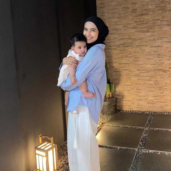 <p>"<em>Samawa</em> dan <em>barakallah fii umrik.</em> Semoga selalu bahagia," ungkap seorang netizen. "Aku sering banget mampir ke profilnya cuma untuk memastika Nadya sekarang bahagia sama suaminya," kata netizen lainnya dengan emotikon terharu. (Foto: Instagram: @nadyamustikarahayu)</p>
