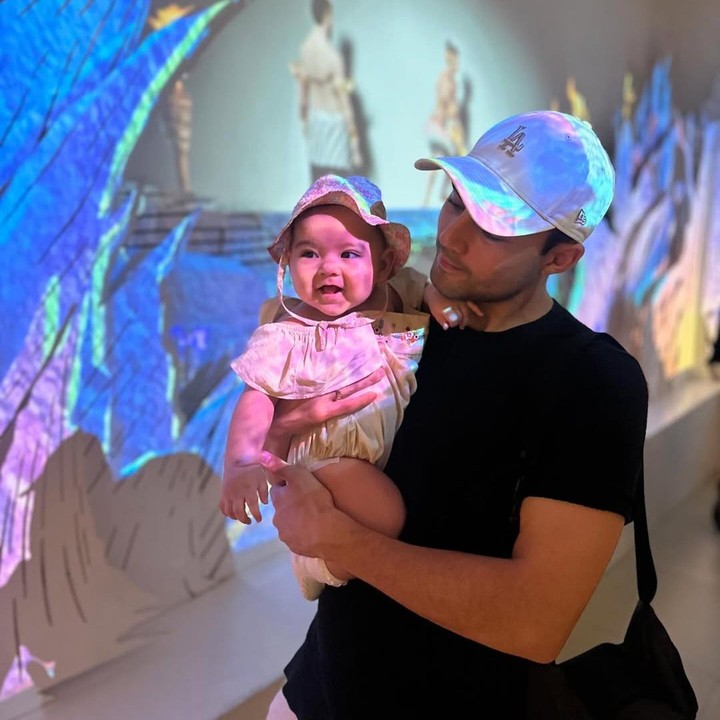 <p>"Gemas banget bonekaaaaa," kata seorang netizen. "Gemes deh baby V. Kayak lihat Papanya versi mini," tutur netizen lainnya. (Foto: Instagram: @laura_theux)</p>