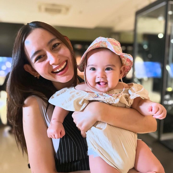 <p>Tidak sedikit netizen yang menyebut Victoria tambah cantik bak boneka, lho. Beberapa pun menyebut Si Kecil semakin mirip dengan sang Ayah. (Foto: Instagram: @laura_theux)</p>