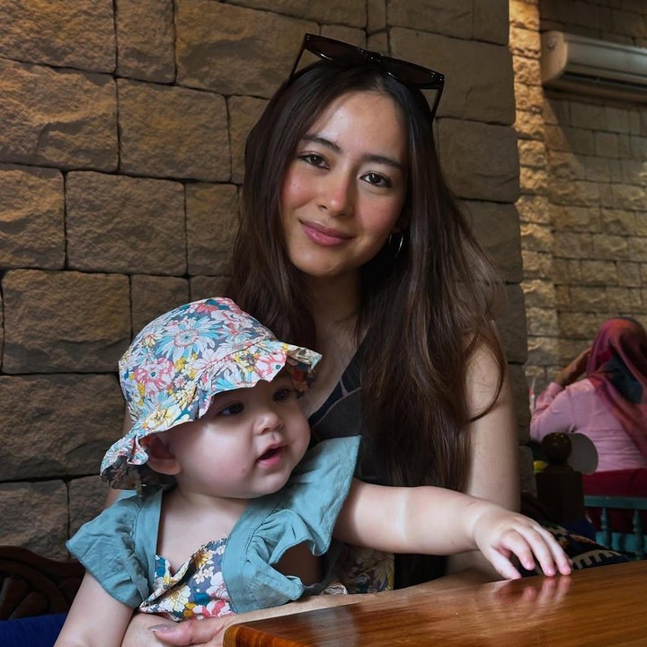 <p>Victoria tampil cantik dengan <em>dress</em> tosca bunga-bunga lengkap dengan topi motif senada. Menggemaskan banget ya, Bunda! (Foto: Instagram: @laura_theux)</p>