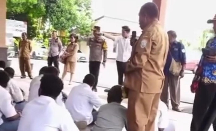 Sekretaris Disdik Nabire Viktor Tebai menendang siswa SMP yang terlibat demo menolak MBG di Mapolres Nabire.