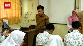 VIDEO: Gibran Minta Maaf Ada Buah Busuk di Paket MBG SMAN 13 Koja