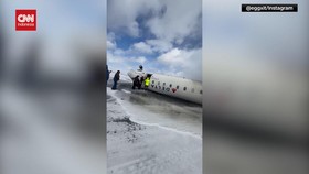 VIDEO: Detik-detik Evakuasi Penumpang Pesawat Delta Airlines Terbalik