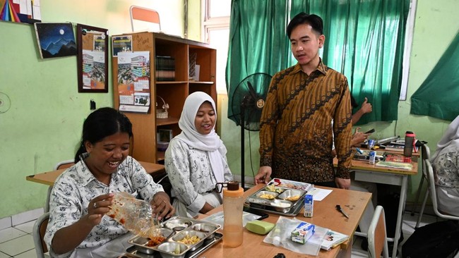 Wakil Presiden Gibran membagikan paket perawatan wajah alias skincare ke murid di SMAN 13 Jakarta Utara.