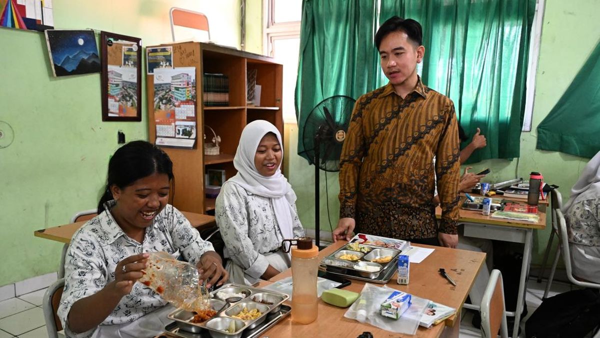 Tinjau Makan Bergizi Gratis di SMA Jakut, Gibran Bagikan Skincare
