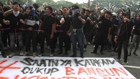 Massa Aksi 'Indonesia Gelap' Jebol Gerbang DPRD Kota Malang