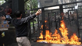 FOTO: Aksi Indonesia Gelap di Semarang dan Malang