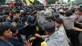 FOTO: Ricuh Aksi 'Indonesia Gelap' di Surabaya