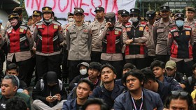 Ratusan Polisi Diterjunkan Kawal Aksi 'Indonesia Gelap' di Patung Kuda