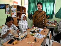 Gibran Tinjau SMAN 13 Jakarta, Cek Makan Bergizi hingga Bagikan Skincare