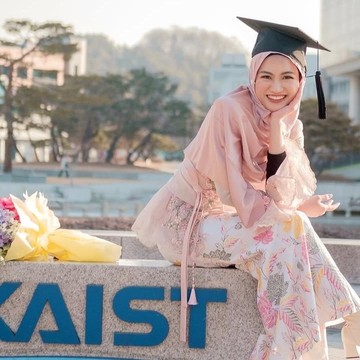 Unik dan Bermakna! Kisah di Balik Kebaya Wisuda Xaviera Putri di KAIST