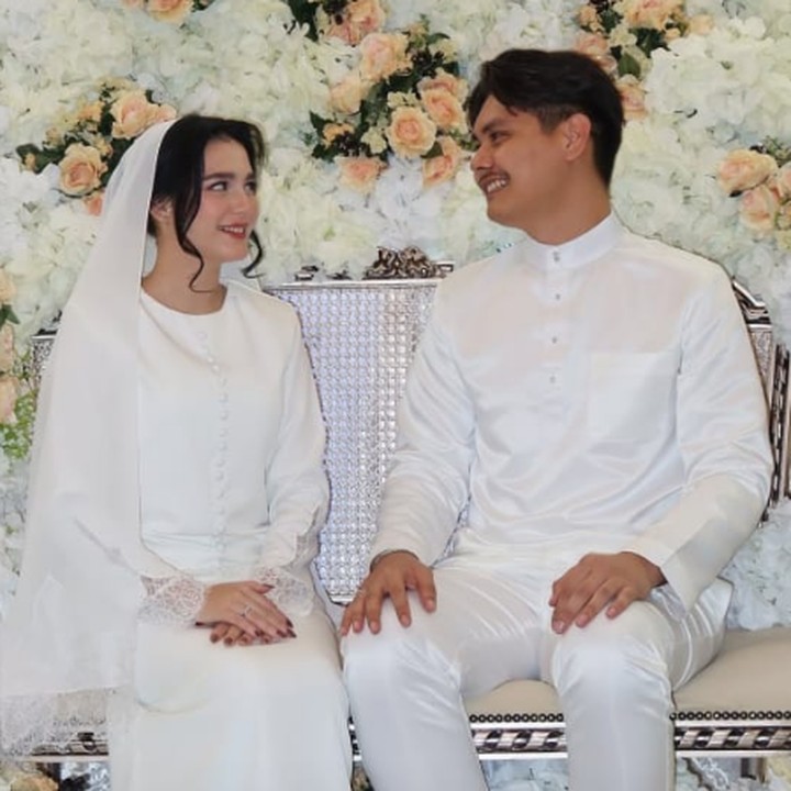 <p>Melalui unggahan di Instagram, Yasmine membagikan potret pertunangannya dengan sang pujaan hati. Dalam acara pertunangan ini, Yasmine dan Khairul Ariffin kompak mengenakan pakaian bernuansa warna putih. (Foto: Instagram @yxsmine.ow)</p>