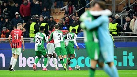 FOTO: Theo Hernandez Kartu Merah, Milan Tersingkir dari Liga Champions