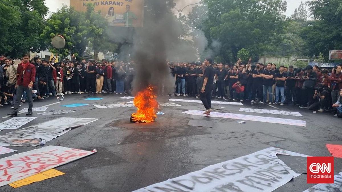 Aksi Indonesia Gelap di Solo, Massa Blokade Jalan di Depan Kantor DPRD
