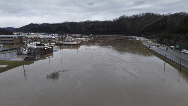 Banjir bandang di Texas menewaskan 13 orang dan 23 perempuan dari perkemahan musim panas hilang. Hujan deras menyebabkan kerusakan parah di Kerr County.