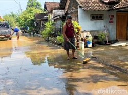Banjir di Gadingrejo Pati Berangsur Surut, Warga Bersih-bersih Lumpur