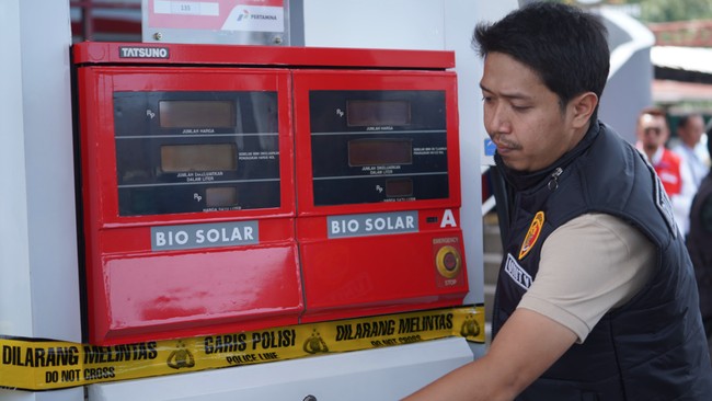 Polisi menyegel pom bensin atau SPBU curang dengan modus mengakali pompa ukur BBM yang ada di wilayah Baros, Sukabumi, Jawa Barat.