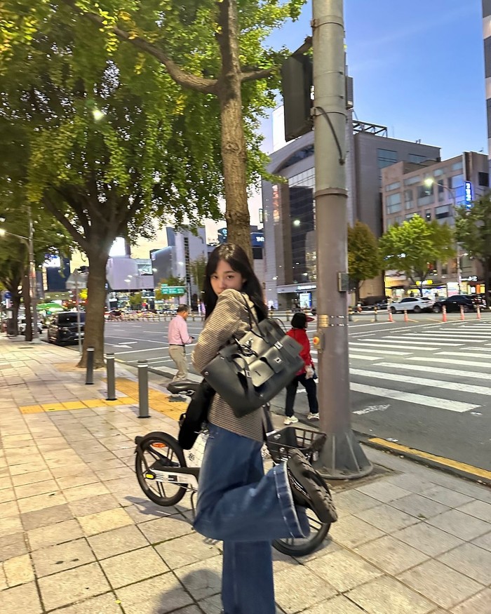 Celana jeans kulot yang nyaman sangat serasi dipadukan dengan blazer kotak-kotak seperti yang dikenakan Roh Yoon Seo. Ia juga menambahkan tas besar sebagai item yang menonjolkan outfit-nya./ Foto: Instagram/rohyoonseo