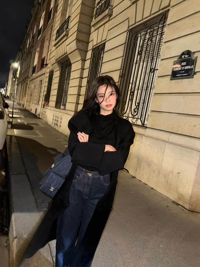 Dalam salah satu gaya Jennie di Paris, ia memilih outfit celana jeans yang dipadukan dengan mantel panjang hitam dan tas Chanel, tampilan yang simple dan comfort namun tetap berkelas./ Foto: Instagram/jennierubyjane