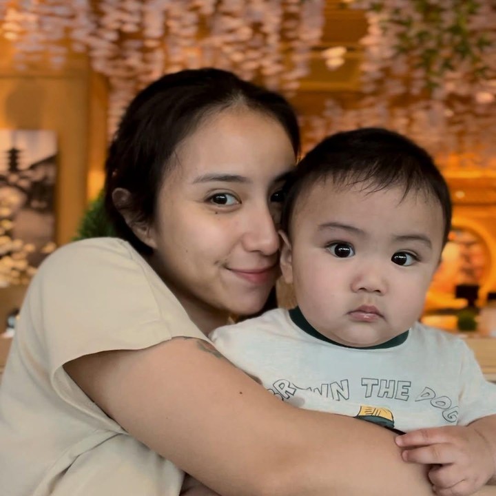<p>Banyak netizen yang menyebut tingkah Elio sangat lucu, lho. Mereka pun mendoakan agar Si Kecil selalu diberikan kesehatan serta kebahagiaan. (Foto: Instagram: @clairineclay)</p>