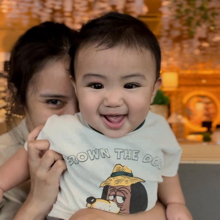 <p>Tidak hanya itu, Elio juga berhasil menarik perhatian usai memamerkan senyuman manisnya. Ketika itu, dirinya tengah dipeluk oleh sang Bunda. (Foto: Instagram: @clairineclay)</p>