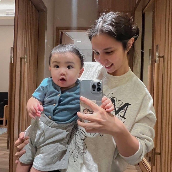 <p>Meski belum genap setahun, Elio selalu memperlihatkan wajah yang ekspresif. Hal ini terlihat melalui berbagai unggahan yang dibagikan oleh sang Bunda pada laman Instagram-nya. (Foto: Instagram: @clairineclay)</p>