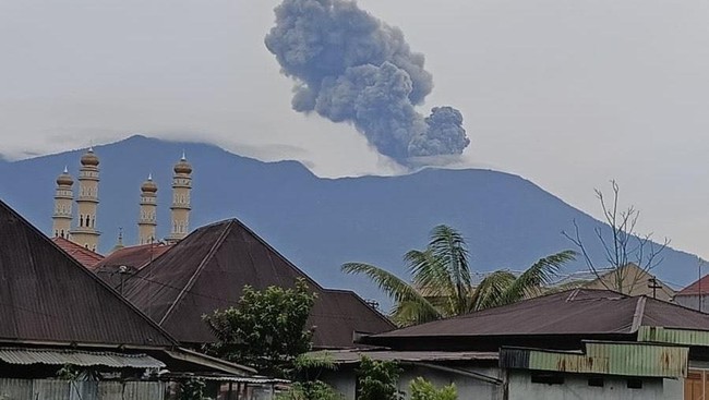 Gunung Marapi di Kabupaten Agam dan Kabupaten Tanah Datar, Provinsi Sumatera Barat (Sumbar), erupsi selama 45 detik pada Minggu (16/3) pagi.