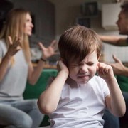 Menurut Psikolog, 5 Topik Ini Sebaiknya Tidak Dibahas di Depan Anak!