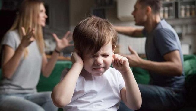 Menurut Psikolog, 5 Topik Ini Sebaiknya Tidak Dibahas di Depan Anak!