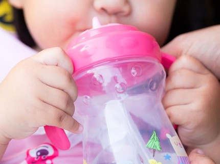 Bolehkah Memberikan Minum pada Anak saat Makan? Begini Jawaban Dokter