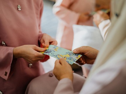 Setelah Menikah Memberi Uang Bulanan untuk Orang Tua atau Mertua Lebih Dahulu?