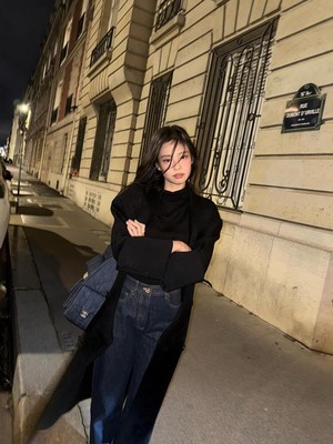 Selalu Jadi Comfort Item, Intip 6 Style Jeans Selebriti Korea yang Tak Pernah Ketinggalan Zaman