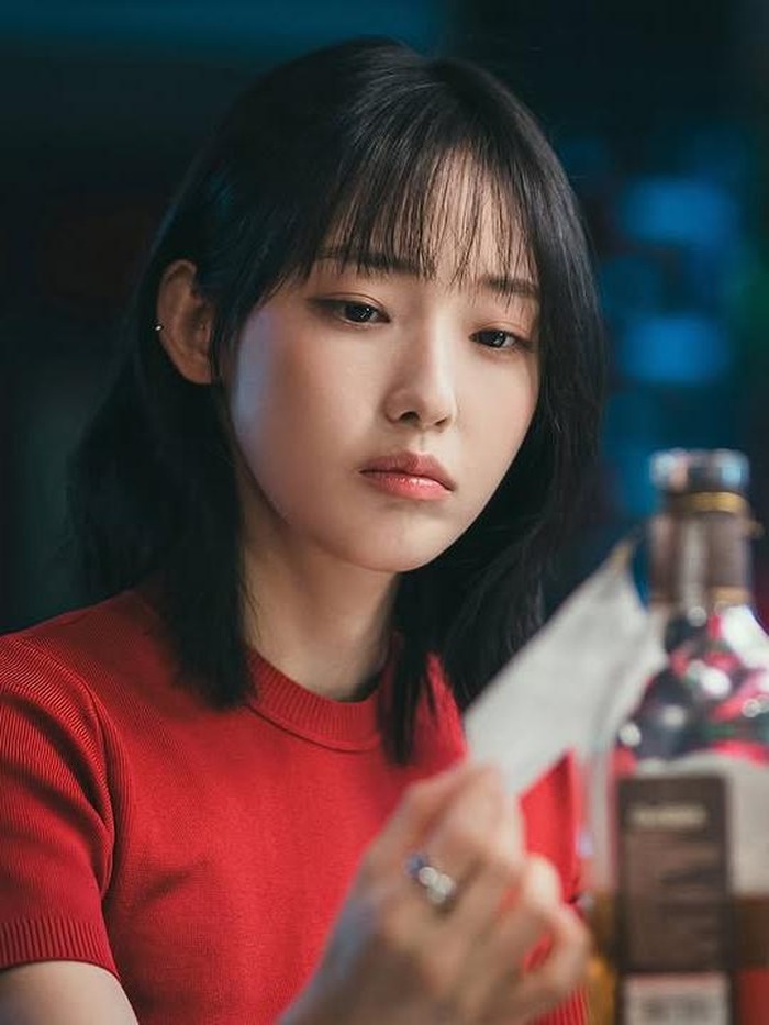 Ia berperan sebagai Son Ju A, perempuan ceria dan cantik yang berprofesi sebagai penulis naskah./ Foto: instagram.com/netflixkr