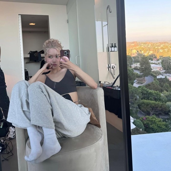 Kecintaannya pada kaus kaki putih terlihat jelas dalam tampilan sehari-harinya. Dengan celana olahraga kasual, kaus kaki putih tetap pilihan elemen penting bagi Ros&eacute;./ Foto: Instagram/roses_are_rosie