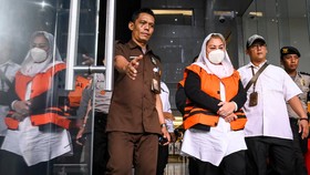 FOTO: KPK Tahan Wali Kota Semarang Hevearita Rahayu dan Suami